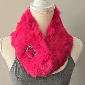 Broach Adorned Hot Pink Faux Fur Feather Textured Neck Collar Head Ear Muffler